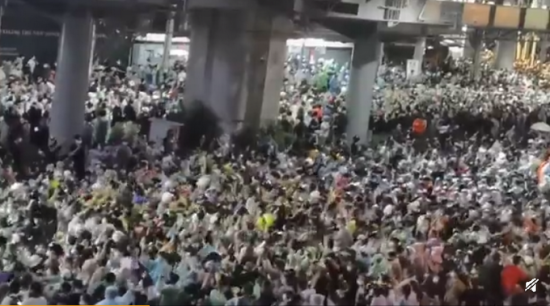 泰国曼谷再次爆发大规模抗议,示威者举出反政府“三指”手势表达不满