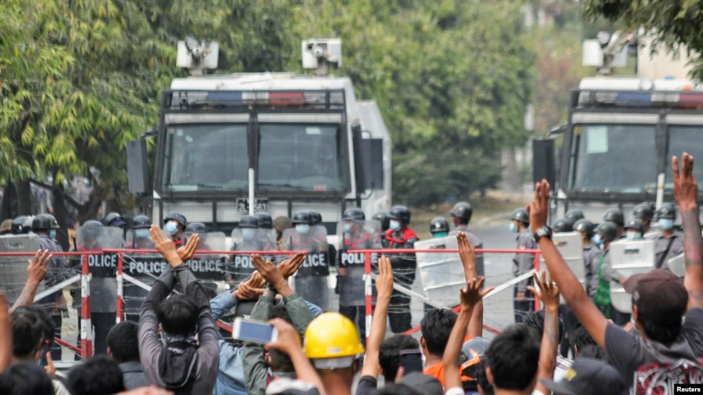 媒体证实:缅甸警方向示威者发射实弹,两人死亡