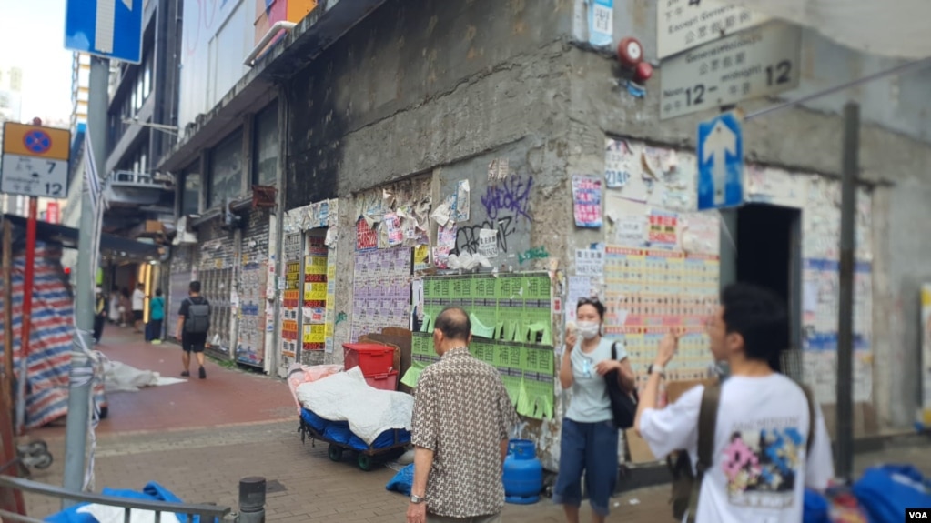 香港经济情况持续低迷,不少零售业商店无奈结业,专家估计经济将是李家超“施政报告”的核心。(美国之音)