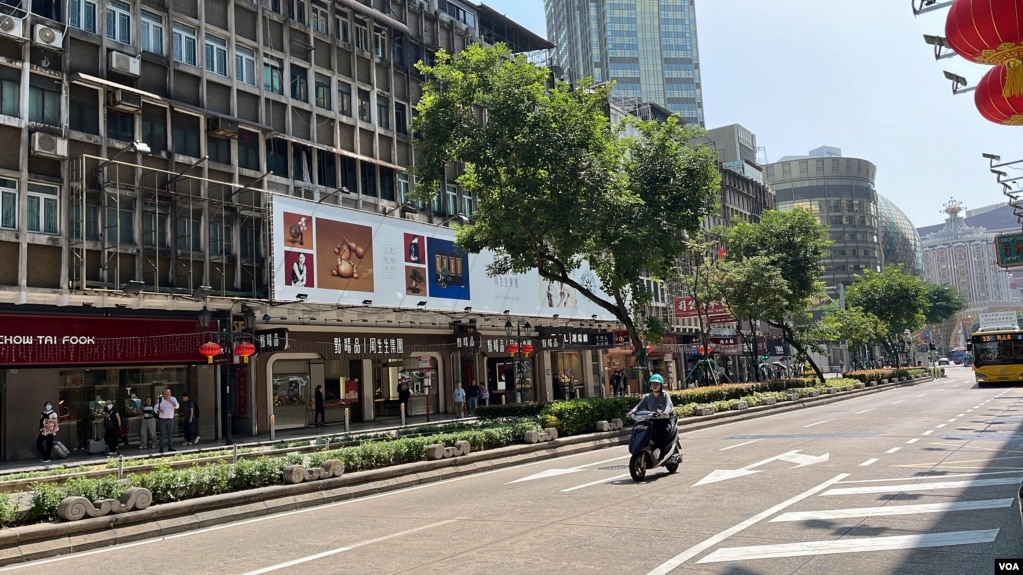 澳門旅遊熱點「大馬路」在日間人流稀疏。澳門經濟支柱旅遊業的不景氣是市民關注的要點。(美國之音)