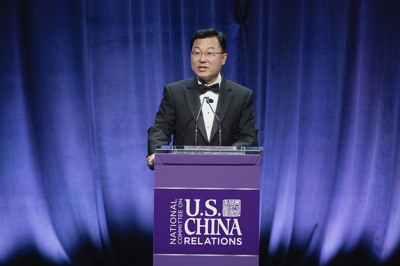 GZ-9DteXUAANl0m.jpg 中国驻美大使谢峰周二参加美中关系全国委员会(USCBC)2024年度颁奖晚宴 (Xie Feng 谢锋@AmbXieFeng)