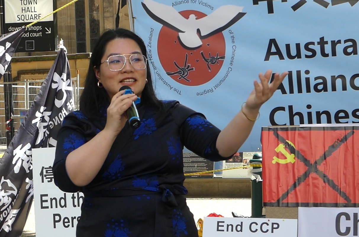 2 (6).jpg 藏人行政中央驻澳代表处联络官达佤桑姆(Dawa Sangmo)指出,中共在西藏设立殖民式寄宿学校,在未经藏人家长同意之下,把儿童强行带走;藏人家长没有选择的余地,要是拒绝就范,就会受到惩罚甚至被消失。 (记者丘德真摄影)