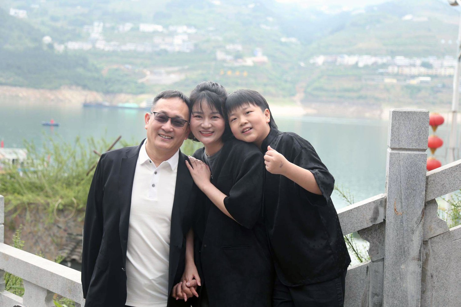 ec1.jpg 维权律师王全璋(左)对本台表示,9月29日他与家人开车离开北京,想趁假期回家乡探望亲人和旅游,被国保沿途跟踪,直到他的车上高速离开北京约五十公里远后,尾随跟踪的人才离开。(李文足提供)