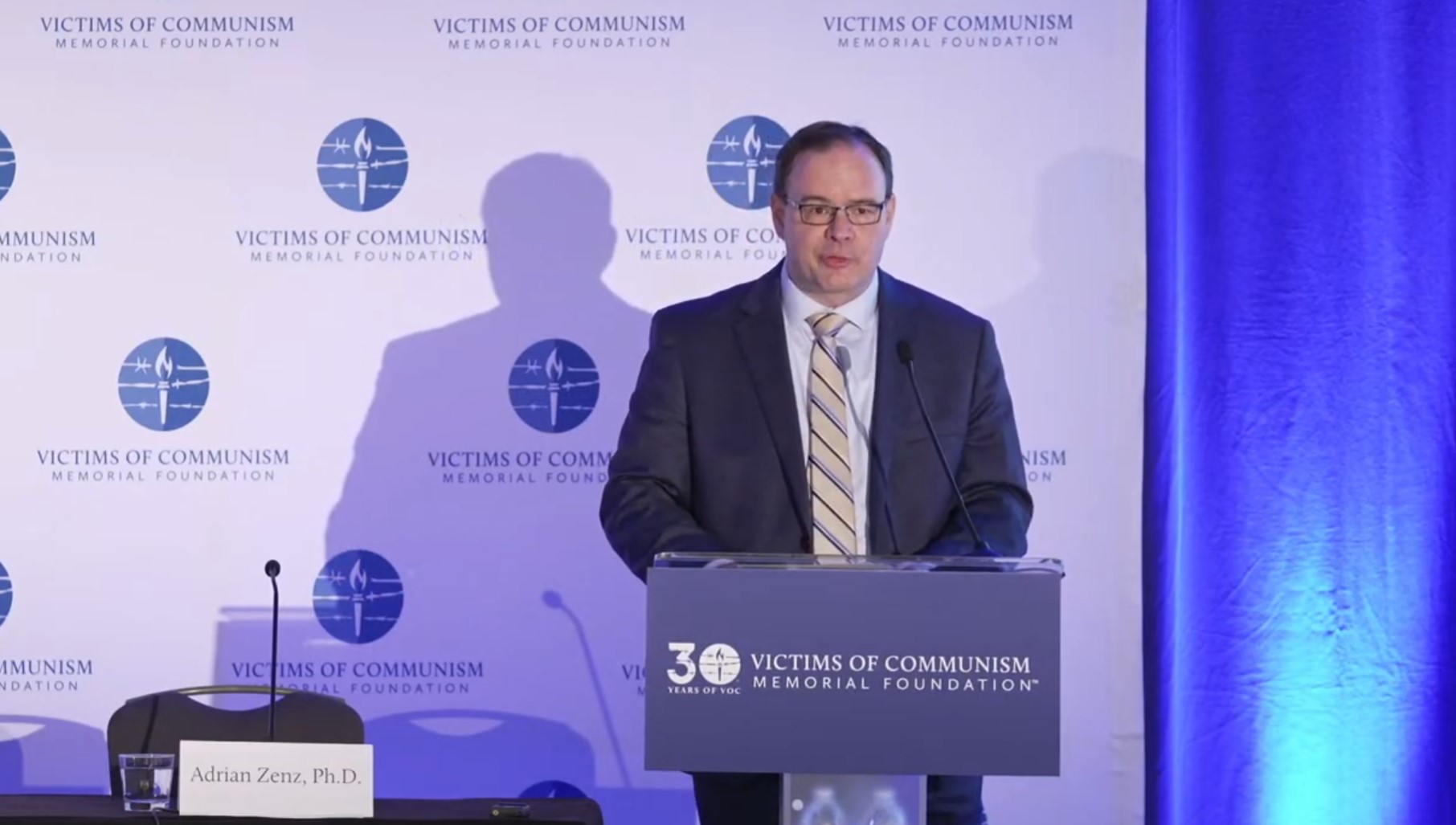 Screenshot 2024-09-25 155709.jpg 郑国恩(Adrian Zenz)周二在该基金会举办的年度“中国论坛”(China Forum)上。 (视频截图)