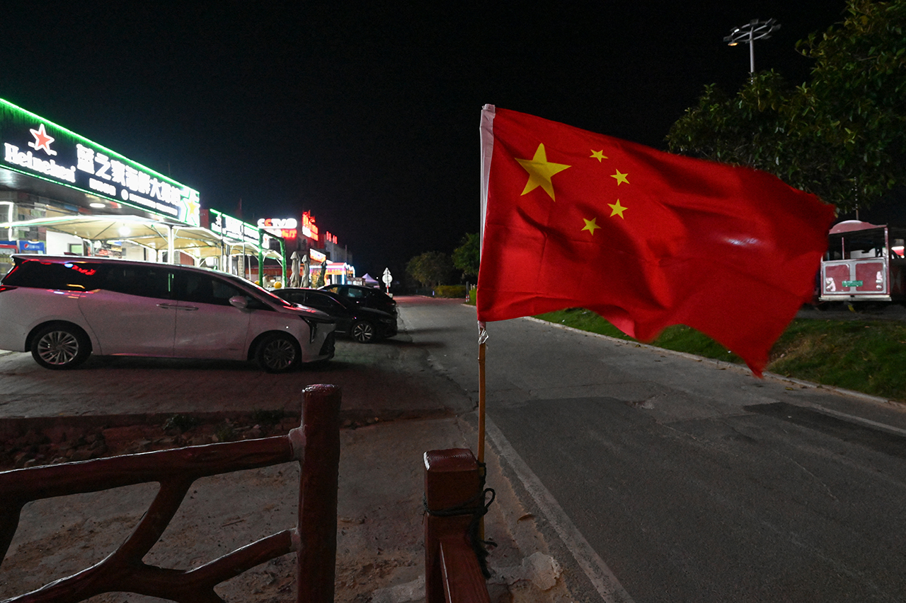 000_36K234Y.jpg 2024年10月14日,中國福建省平潭島的一家餐廳外飄揚著中國國旗,平潭島是中國最接近台灣的地理位置。(法新社圖片)