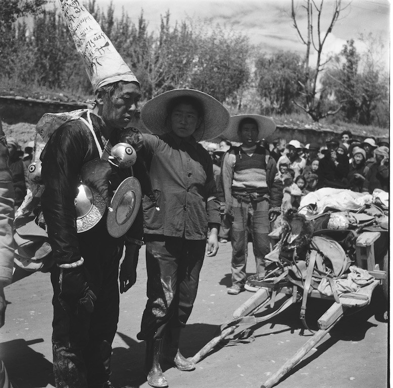 hcm2.jpg 中国文革期间的一场批斗会(泽仁多吉摄影)