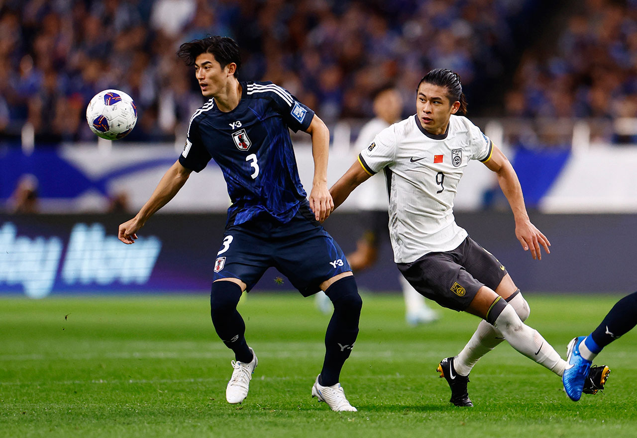 2024-09-05T120534Z_437026181_UP1EK950XL9HB_RTRMADP_3_SOCCER-WORLDCUP-JPN-CHN-REPORT.JPG 2024年9月5日,在东京琦玉体育场举行的2026年世界杯预选赛第三轮比赛中,中国队球员张玉宁(右)与日本队球员谷口彰悟(左)争抢球权。(路透社)”(路透社)