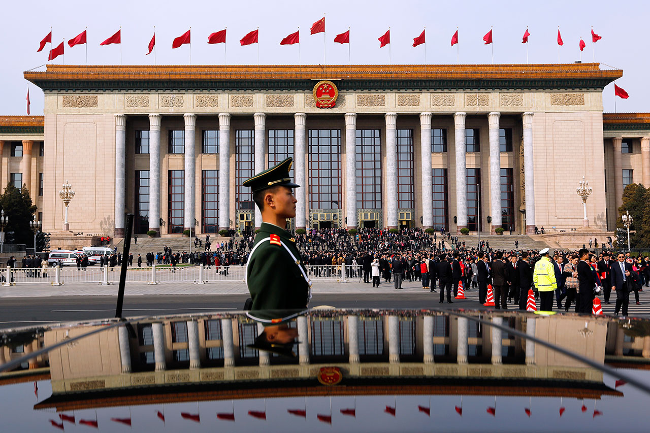 AP17074190889483.jpg 2017年3月15日,代表们在全国人民代表大会闭幕后离开北京,武警和人民大会堂的倒影映在车天窗上。(美联社)