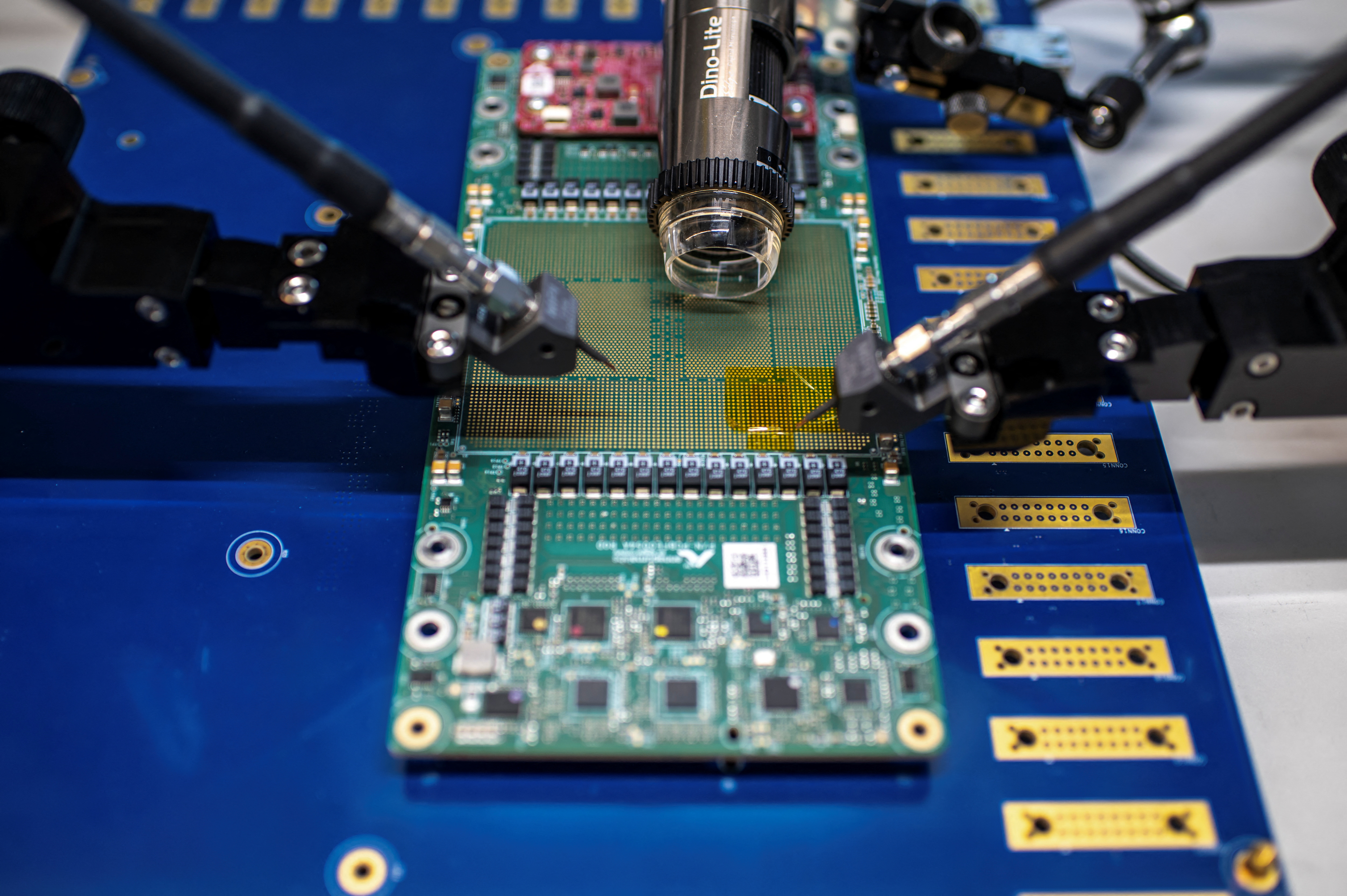 2024-07-25T152320Z_1773172038_RC2FY8A9B46U_RTRMADP_3_AMAZON-CHIPS-LAB.JPG 2024-07-25T152320Z_1773172038_RC2FY8A9B46U_RTRMADP_3_AMAZON-CHIPS-LAB.JPG