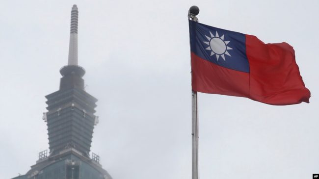 资料照片:一面台湾国旗在台北101大楼附近飘扬。(2023年5月7日) 资料照片:一面台湾国旗在台北101大楼附近飘扬。(2023年5月7日)