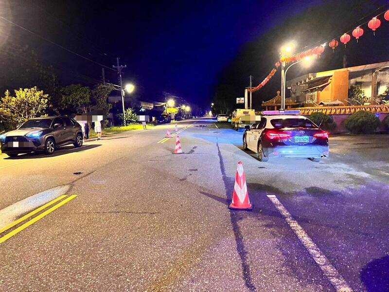 花莲县新城乡中山路镇安宫附近,昨深夜11点发生1起死亡车祸,54岁卓姓男子骑自行车不明原因突然倒卧在道路上遭车辆辗过。(图由民众提供) 花莲县新城乡中山路镇安宫附近,昨深夜11点发生1起死亡车祸,54岁卓姓男子骑自行车不明原因突然倒卧在道路上遭车辆辗过。(图由民众提供)