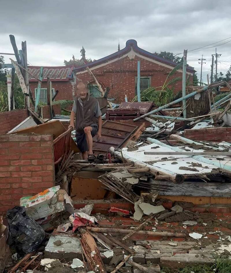 台南新营区角带里1栋砖造平房昨传在丹娜丝强风中倒塌,1位80岁独居老翁被掉落的砖块砸到头部,双脚膝盖也有擦挫伤,所幸自行爬出脱困,没有生命危险。(民众提供) 台南新营区角带里1栋砖造平房昨传在丹娜丝强风中倒塌,1位80岁独居老翁被掉落的砖块砸到头部,双脚膝盖也有擦挫伤,所幸自行爬出脱困,没有生命危险。(民众提供)