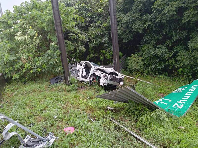 詹姓男子今早驾驶小客车经过国道1号北上99.6公里处、竹县宝山路段,疑因天雨路滑加上操作不当,先是自撞外侧护栏、再冲撞国道标志后冲出边坡,所幸只受轻伤。(国道二队提供) 詹姓男子今早驾驶小客车经过国道1号北上99.6公里处、竹县宝山路段,疑因天雨路滑加上操作不当,先是自撞外侧护栏、再冲撞国道标志后冲出边坡,所幸只受轻伤。(国道二队提供)