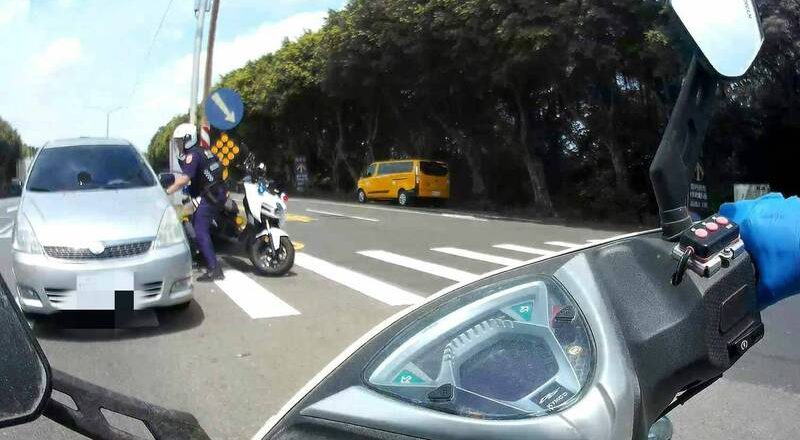 钥匙未拔汽车遭窃  窃贼遇警围捕企图冲撞仍落网