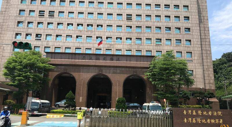 寄养少年不服管教 生辅员激动拉脚拖行还压制成伤判缓刑