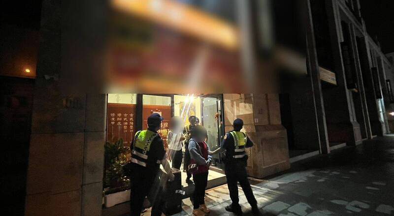 观光签证成饭票！养生馆打黑工遇临检 2泰女装傻破功