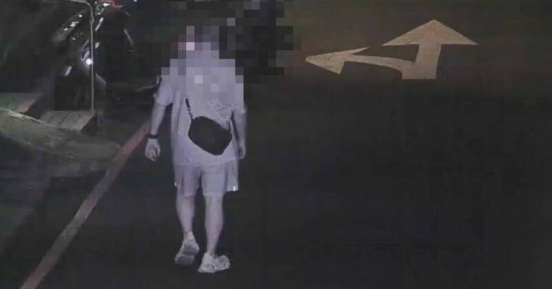 岳嫌饮酒返家途中,仅因心情不好折弯罢团宣传车牌。(记者陆运锋翻摄) 岳嫌饮酒返家途中,仅因心情不好折弯罢团宣传车牌。(记者陆运锋翻摄)