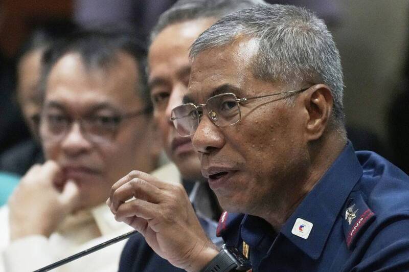 菲律宾国家警察局长托雷7日表示,34名斗鸡爱好者失踪案有15名警察涉入,资料照。(美联社) 菲律宾国家警察局长托雷7日表示,34名斗鸡爱好者失踪案有15名警察涉入,资料照。(美联社)