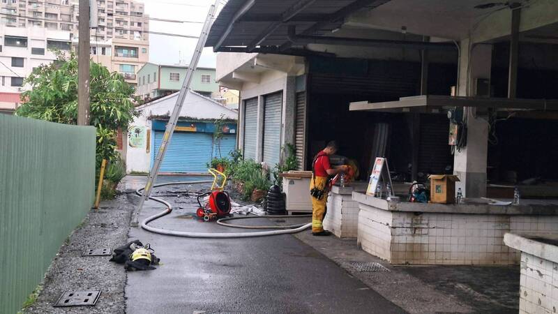 高雄市鸟松区民宅发生火警,一家八口及时逃生。(民众提供) 高雄市鸟松区民宅发生火警,一家八口及时逃生。(民众提供)