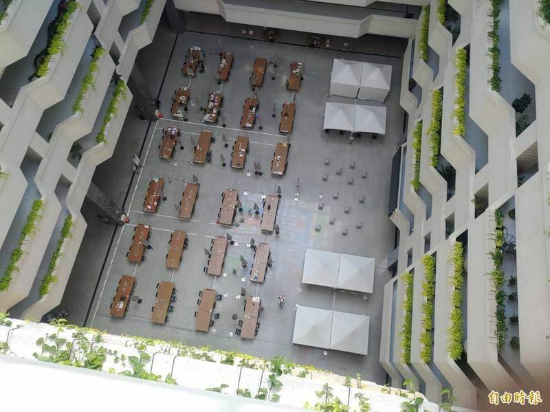 柯姓老翁到高市府申请合法房屋证明，竟在资料袋里挟藏礼券企图贿赂公务员。示意图。（资料照）