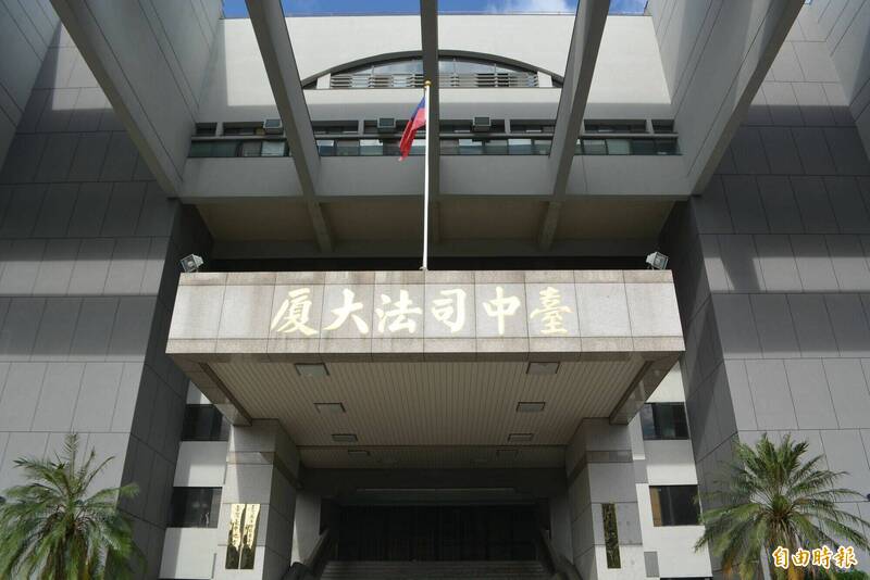 台中某国小棒球教练松志彬，涉嫌对32名小球员猥亵、性侵，台中地院今天一审宣判，90罪分别判3年6月至8年6月不等刑期。（记者陈建志摄）