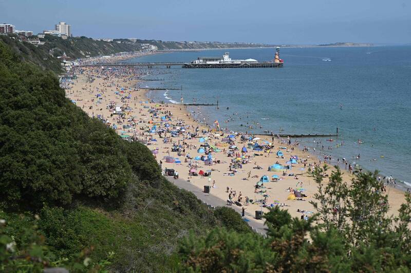 英国警方表示,1名少女在知名观光景点伯恩茅斯海滩(Bournemouth Beach)附近的公共厕所内遭性侵,一名31岁男子已被逮捕,当地警方正进一步调查中。示意图,图与新闻事件无关。(法新社资料照) 英国警方表示,1名少女在知名观光景点伯恩茅斯海滩(Bournemouth Beach)附近的公共厕所内遭性侵,一名31岁男子已被逮捕,当地警方正进一步调查中。示意图,图与新闻事件无关。(法新社资料照)