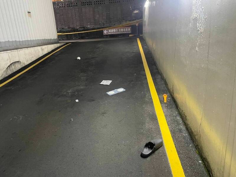 现场遗留拖鞋及散落物品，情况骇人。（民众提供）