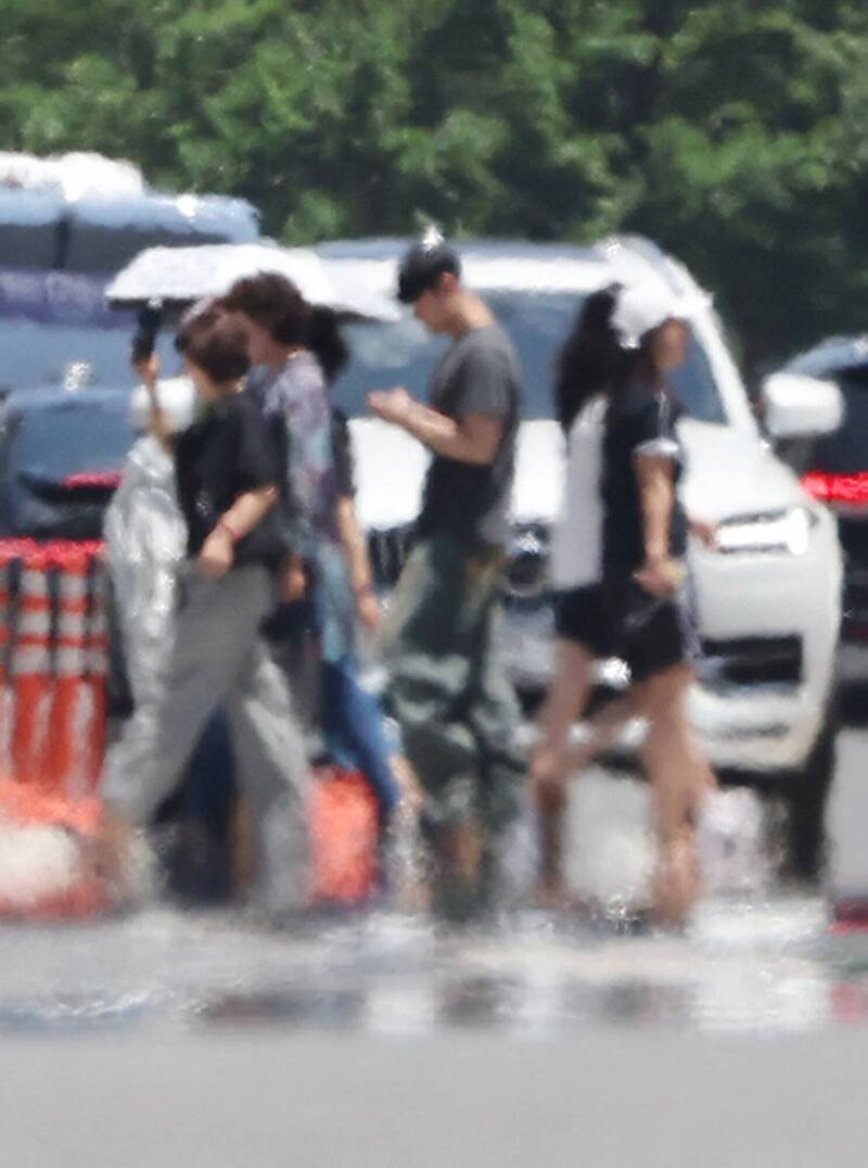 南韓局部地區近日出現高溫,圖為蔚山民眾在熱氣騰騰的道路上行走。(歐新社) 南韓局部地區近日出現高溫,圖為蔚山民眾在熱氣騰騰的道路上行走。(歐新社)