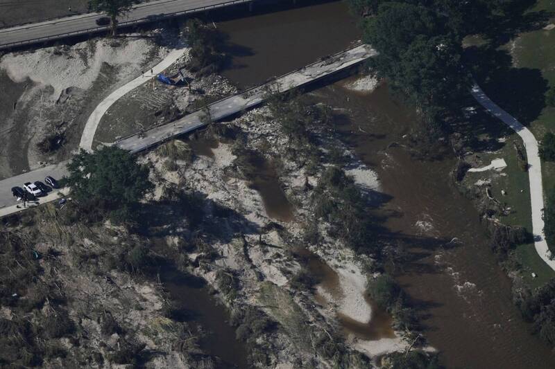 德州当地地形容易出现洪水,被称为「山洪走廊」,过去60年德州有1069人死于洪水。(美联社) 德州当地地形容易出现洪水,被称为「山洪走廊」,过去60年德州有1069人死于洪水。(美联社)
