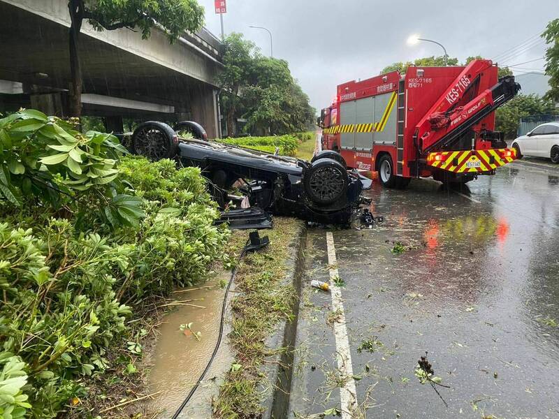 警方驰抵自撞翻车现场,车内驾驶与乘客都不知去向。(记者张瑞桢翻摄) 警方驰抵自撞翻车现场,车内驾驶与乘客都不知去向。(记者张瑞桢翻摄)