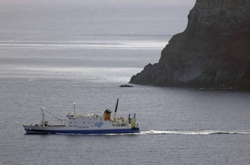 日本鹿儿岛海域累计1720起有感地震,十岛村第3波撤离民众已搭船出发。图为先前载送恶石岛居民的渡轮。(美联社) 日本鹿儿岛海域累计1720起有感地震,十岛村第3波撤离民众已搭船出发。图为先前载送恶石岛居民的渡轮。(美联社)