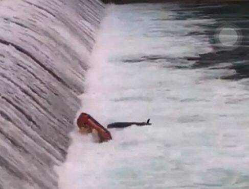 新北市消防局第四救灾救护大队消防员及义消昨(8)日到新店广兴桥北势溪执行搜救任务,在拦砂坝激流中翻船落水,救人警消不幸2死1命危。(资料照) 新北市消防局第四救灾救护大队消防员及义消昨(8)日到新店广兴桥北势溪执行搜救任务,在拦砂坝激流中翻船落水,救人警消不幸2死1命危。(资料照)