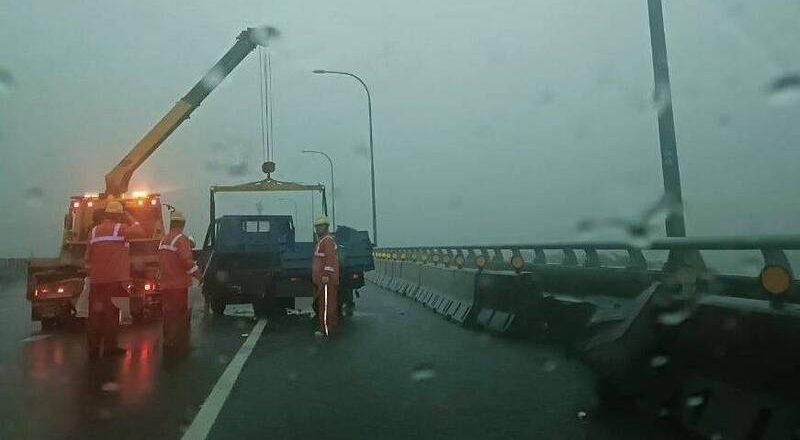 雨天行车注意「水漂效应」小货车自撞国3南投段护栏