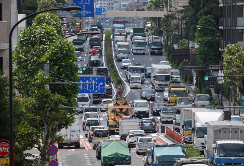 在日本国会中,有议员指出,部分观光客虽无住民票,却以饭店等临时住所作为居住地申请换照,一旦发生事故,将造成执法困难;也有人批评知识测验太简单,恐让不熟悉日本交通规则的外国人上路,增加风险。图为日本东京。(彭博) 在日本国会中,有议员指出,部分观光客虽无住民票,却以饭店等临时住所作为居住地申请换照,一旦发生事故,将造成执法困难;也有人批评知识测验太简单,恐让不熟悉日本交通规则的外国人上路,增加风险。图为日本东京。(彭博)