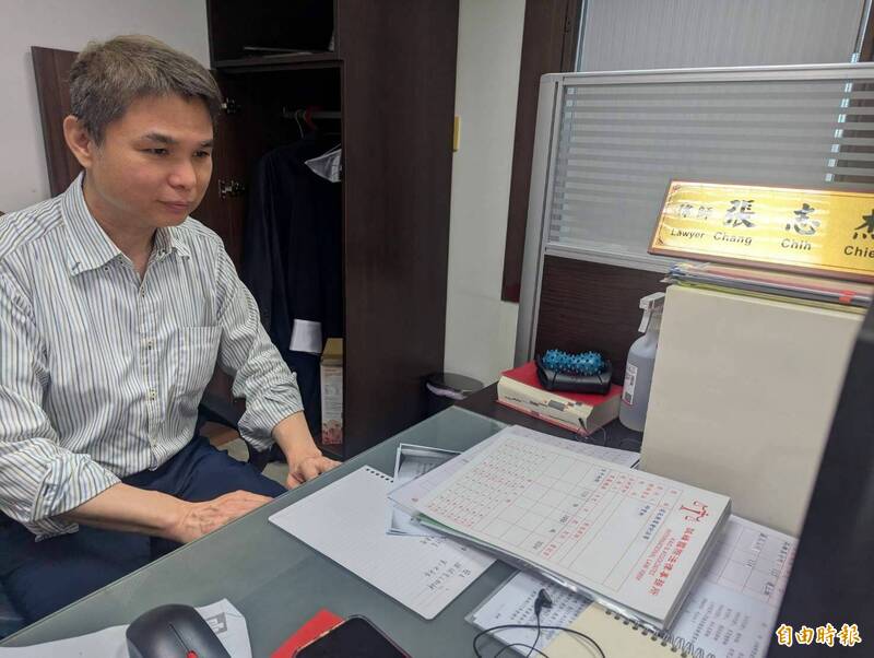 高雄地检署前主任检察官张志杰脱下「紫色」法袍，转换跑道改行当律师。（记者黄佳琳摄）