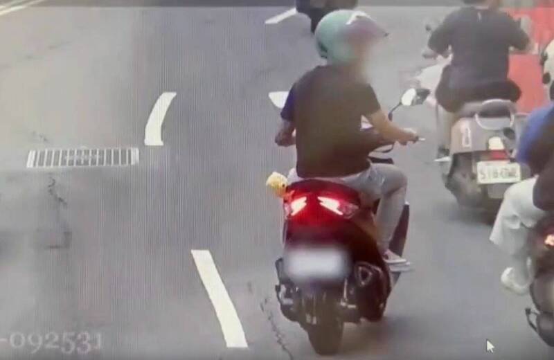 后方骑士认为遭到辱骂,追上前理论。(记者陆运锋翻摄) 后方骑士认为遭到辱骂,追上前理论。(记者陆运锋翻摄)