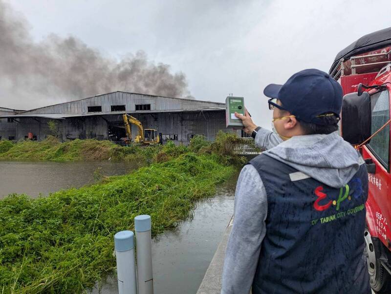 南市环保局赶赴火场现场监控周边空气品质及采样检测。(图由南市环保局提供) 南市环保局赶赴火场现场监控周边空气品质及采样检测。(图由南市环保局提供)