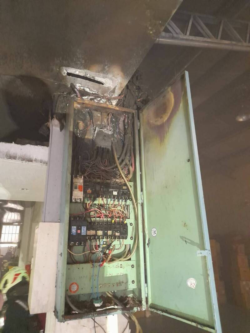 彰化县和美镇东发路今天传出住宅火灾,原来是配电箱起火,所幸老翁第一时间试著用灭火器才灭火。(民众提供) 彰化县和美镇东发路今天传出住宅火灾,原来是配电箱起火,所幸老翁第一时间试著用灭火器才灭火。(民众提供)