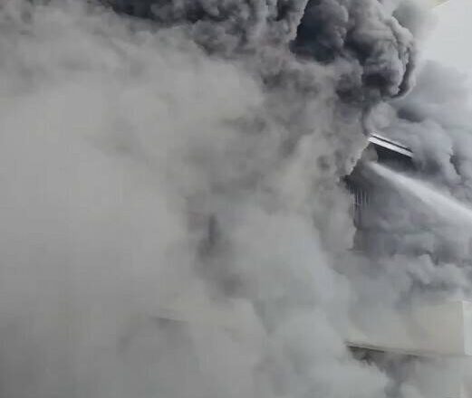 台中东区仓库大火 黑烟滚滚翻腾相当惊人