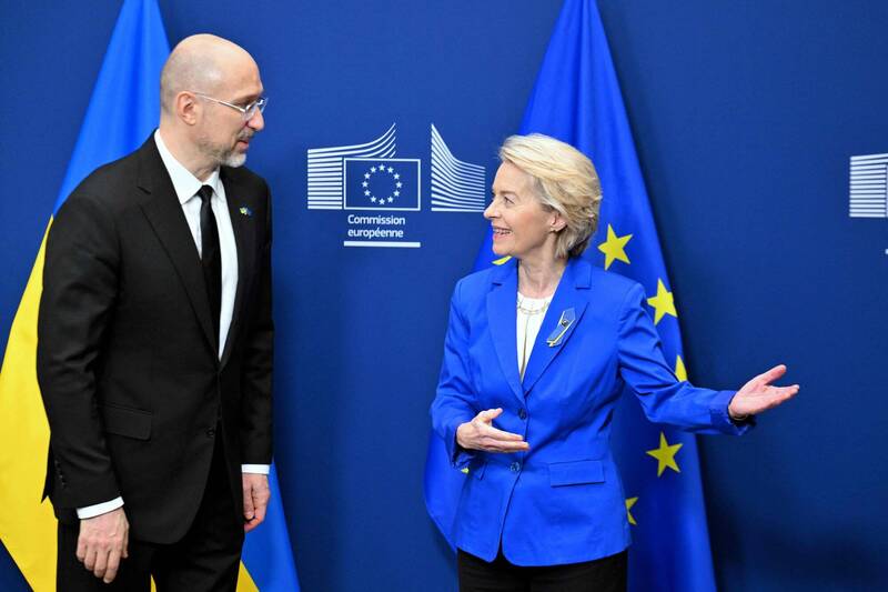 欧盟执委会主席冯德莱恩(右)与乌克兰总理什米哈尔(左)。(法新社档案照) 欧盟执委会主席冯德莱恩(右)与乌克兰总理什米哈尔(左)。(法新社档案照)