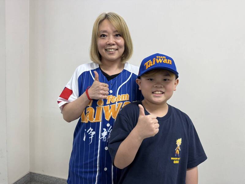 西藏精神领袖达赖喇嘛6日庆祝90岁生日时，戴上绣有Team Taiwan帽子引起关注。来自台湾、负责献礼的9岁叶信佑小朋友表示，为了与达赖喇嘛交谈，他特地用英文练习了贺词，成功送礼非常开心。（中央社）