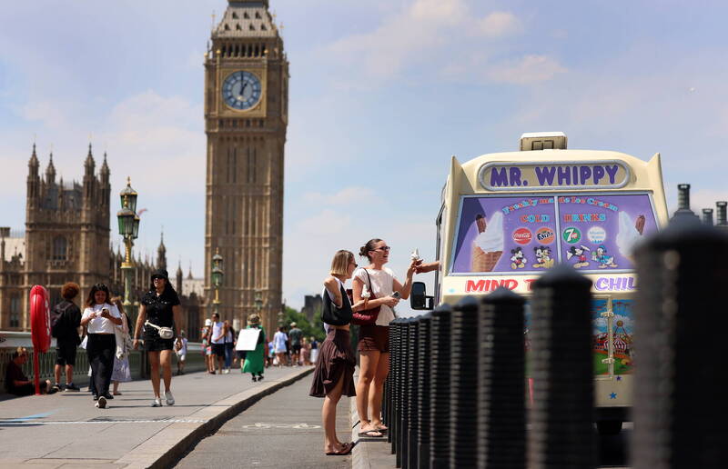 英国上月底至本月2日遭到热浪侵袭，多地创下今年最高温纪录。（欧新社）