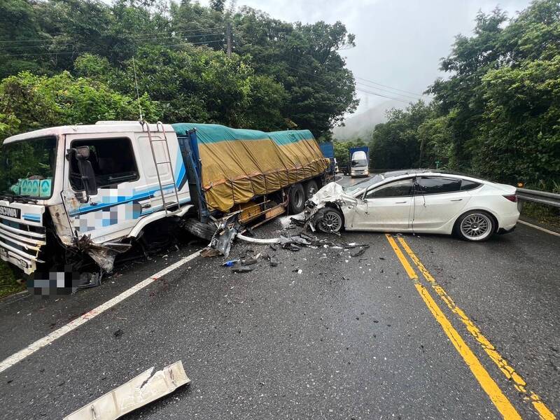北宜公路上特斯拉与大货车车祸。（记者郑景议翻摄）