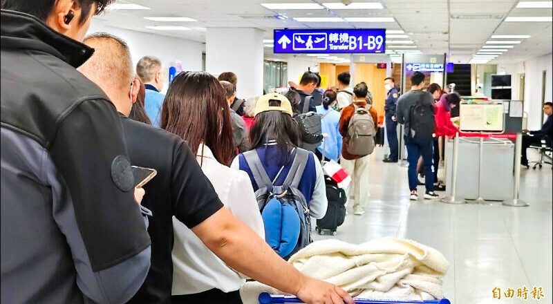 過安檢門發出「嗶嗶」聲  華航地勤甩踢鞋嗆警「你在羞辱我嗎？」