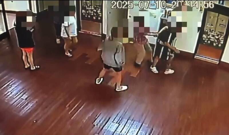 被害人抓著戴男（右），被他掙脫逃逸。（民眾提供）