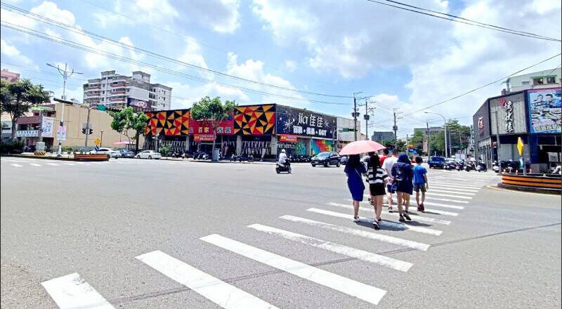 74歲高齡駕駛撞行人怪「前車」  監視器卻只出現他1車