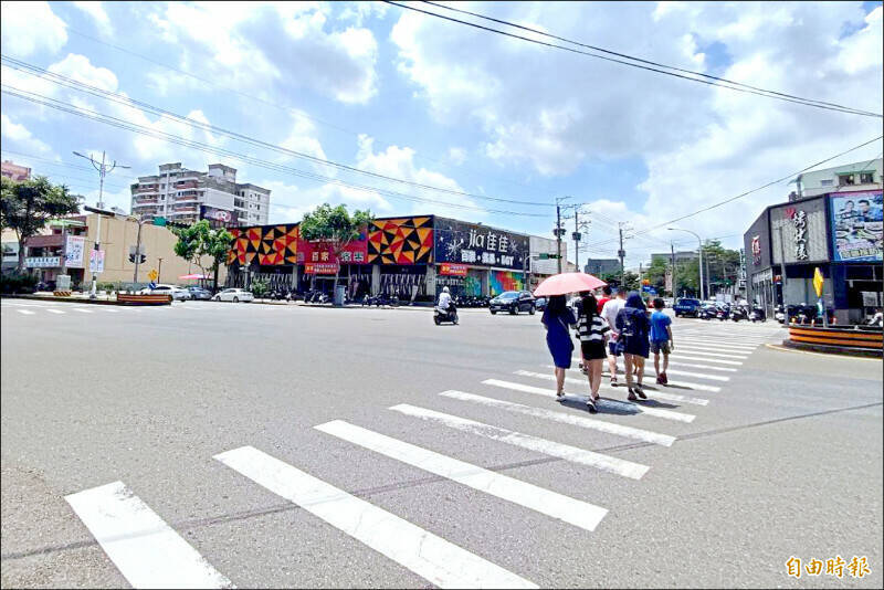 74岁郑男撞伤斑马线行人,辩称「前方有车挡住看不到」,法院调阅监视器却发现全程只有他一辆车,判刑3月、缓刑2年。示意图,与本案无关。(资料照) 74岁郑男撞伤斑马线行人,辩称「前方有车挡住看不到」,法院调阅监视器却发现全程只有他一辆车,判刑3月、缓刑2年。示意图,与本案无关。(资料照)