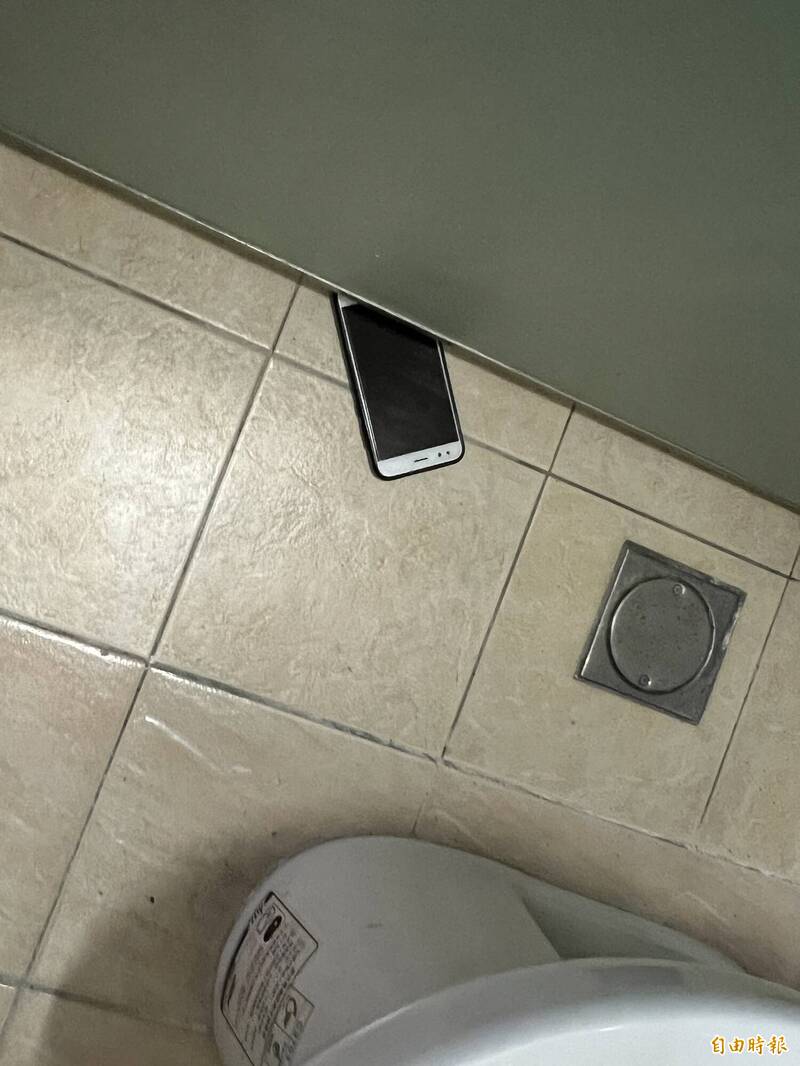 新北市某国小实习教师涉以手机偷拍女学生如厕,新北地院依违反儿童及少年性剥削防制条例,判有期徒刑3年8月。示意图,与本新闻无关。(资料照)
新北市某国小实习教师涉以手机偷拍女学生如厕,新北地院依违反儿童及少年性剥削防制条例,判有期徒刑3年8月。示意图,与本新闻无关。(资料照)