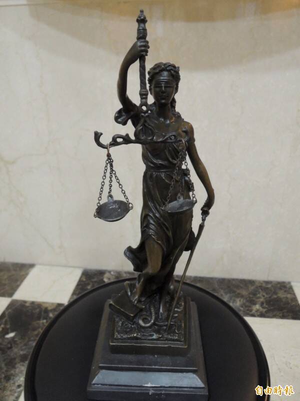 业界名「黑亚当」的薛男,把脸部没打马的「素人」小芳A片上网赚到419元挨告,他赔30万元获得缓刑。判决示意图。(资料照) 业界名「黑亚当」的薛男,把脸部没打马的「素人」小芳A片上网赚到419元挨告,他赔30万元获得缓刑。判决示意图。(资料照)