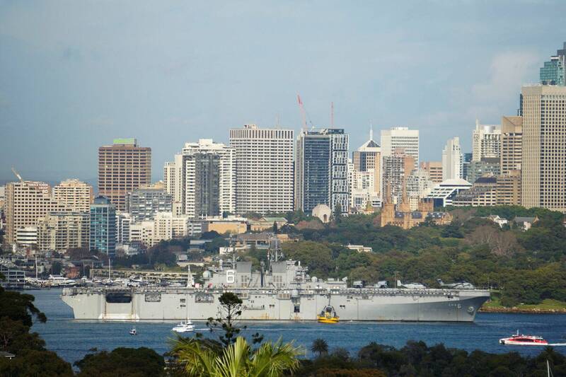 澳洲主办的「护身军刀」多国联合军演13日登场,美国海军两栖突击舰「美利坚号」(USS America)上月中旬率先抵达雪梨港。(路透) 澳洲主办的「护身军刀」多国联合军演13日登场,美国海军两栖突击舰「美利坚号」(USS America)上月中旬率先抵达雪梨港。(路透)